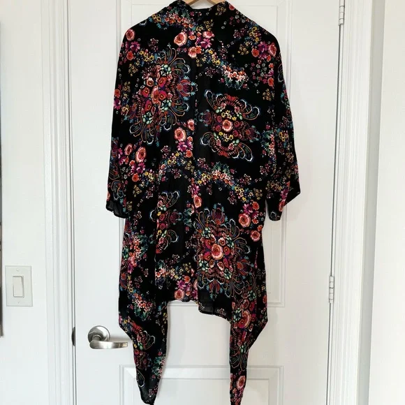 Patrons of peace black floral kimono, fits many sizes - Picture 5 of 7